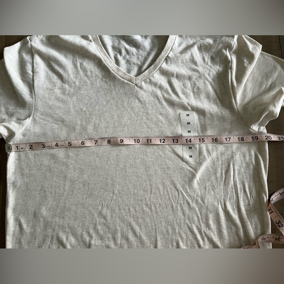 OLD NAVY Ivory Vneck Tshirt NWT - Picture 3 of 5